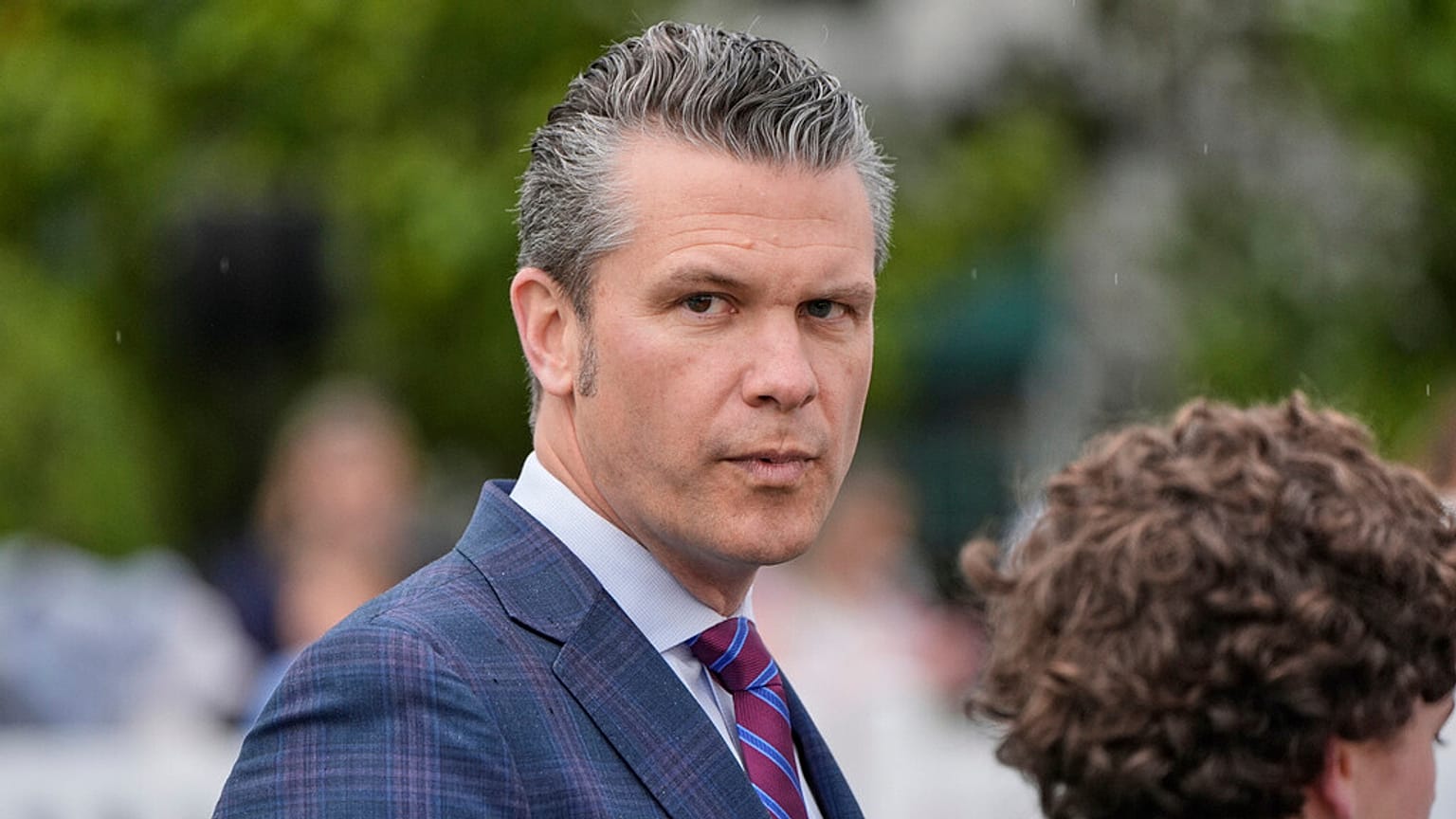 Verteidigungsminister Pete Hegseth trifft am Montag, 21. April 2025, auf dem Südrasen des Weißen Hauses in Washington ein.