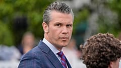 Verteidigungsminister Pete Hegseth trifft am Montag, 21. April 2025, auf dem Südrasen des Weißen Hauses in Washington ein.