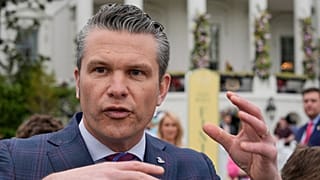 Pete Hegseth védelmi miniszter beszél a Fehér Ház déli gyepén, 2025. április 21.
