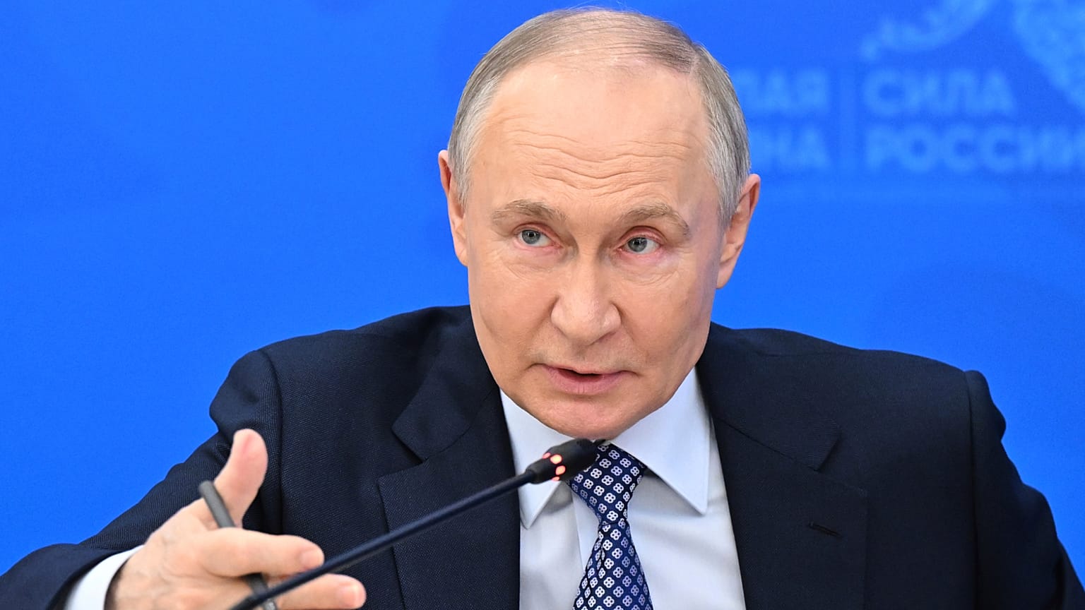 Владимир Путин выступает перед главами муниципальных образований на форуме в Москве, 21 апреля 2025 года.