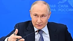 Владимир Путин выступает перед главами муниципальных образований на форуме в Москве, 21 апреля 2025 года.