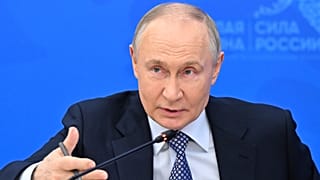 Владимир Путин выступает перед главами муниципальных образований на форуме в Москве, 21 апреля 2025 года.