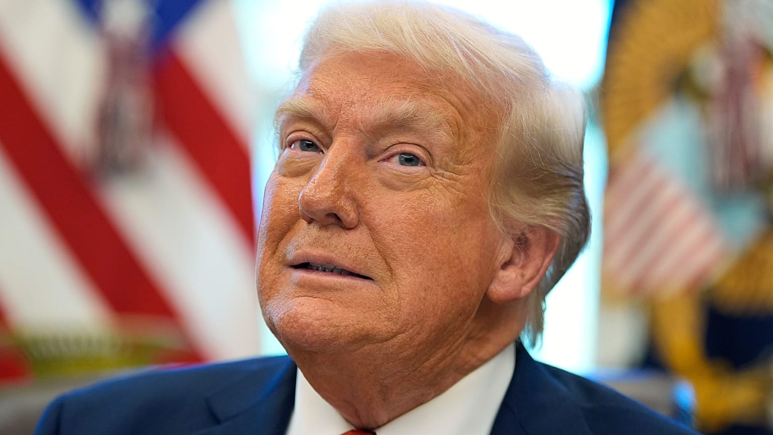 Başkan Donald Trump, 17 Nisan 2025 Perşembe günü Washington'da Beyaz Saray Oval Ofis'te kararnameleri imzalarken konuşuyor. 