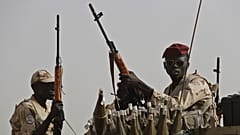 FILE: Soldati sudanesi dell'unità Rapid Support Forces nella provincia del Nilo orientale, in Sudan, il 22 giugno 2019.