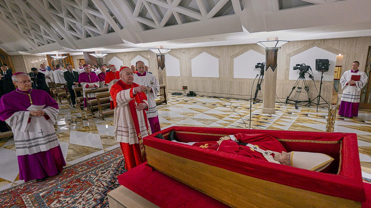 Der Leichnam des Papstes im Sarg, in einer Privatkapelle