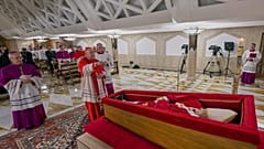 Der Leichnam des Papstes im Sarg, in einer Privatkapelle