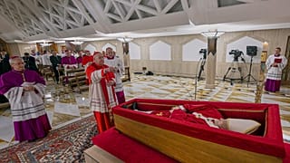 A pápa holtteste a koporsóban, a magánkápolnában