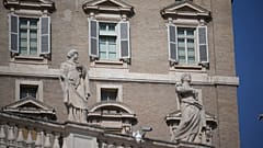 Das Fenster im Zentrum des Apostolischen Palastes auf dem Petersplatz im Vatikan, von dem aus Papst Franziskus sonntags die Gläubigen segnet, ist am Sonntag, den 23. Februar 2025, geschlossen.