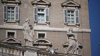 Das Fenster im Zentrum des Apostolischen Palastes auf dem Petersplatz im Vatikan, von dem aus Papst Franziskus sonntags die Gläubigen segnet, ist am Sonntag, den 23. Februar 2025, geschlossen.