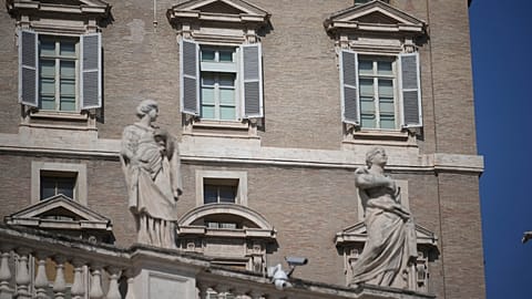 La fenêtre centrale du Palais Apostolique sur la place Saint-Pierre au Vatican, d'où le pape François bénit les fidèles le dimanche, est fermée, dimanche 23 février 2025