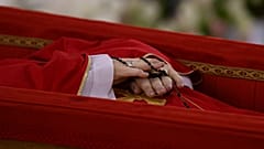 Der Leichnam von Papst Franziskus wird in seiner Privatkapelle im Vatikan aufgebahrt, 21. April 2025