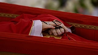 Papa Fransuva'nın naaşı Vatikan'daki özel şapelinde toprağa verildi, 21 Nisan, 2025