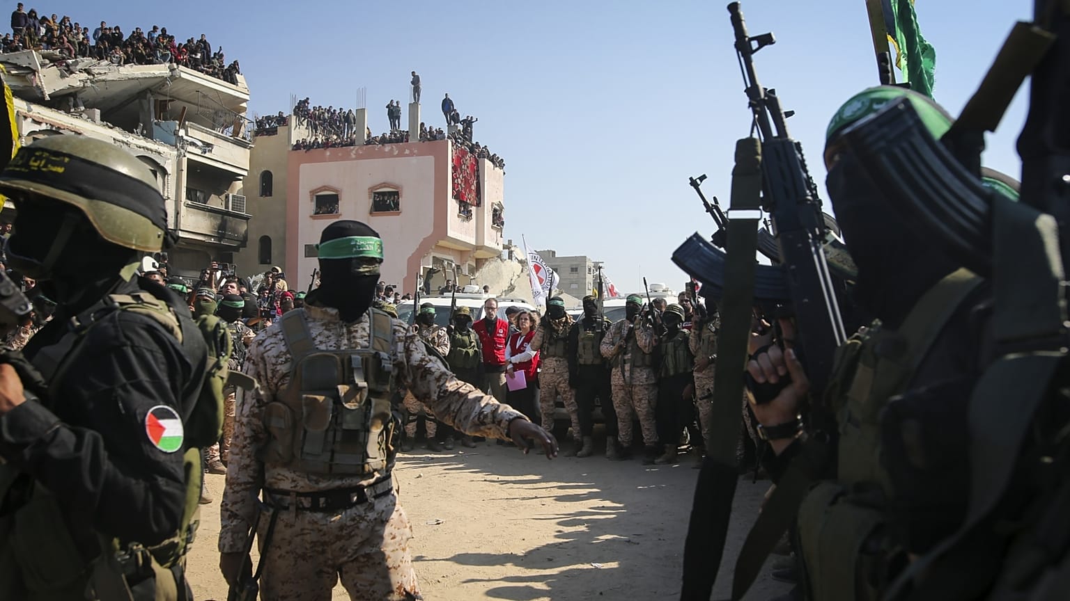 A Hamász és a Palesztin Iszlám Dzsihád terroristái január végén, túszok átadásánál a gázai Hán Júniszban