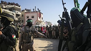 A Hamász és a Palesztin Iszlám Dzsihád terroristái január végén, túszok átadásánál a gázai Hán Júniszban