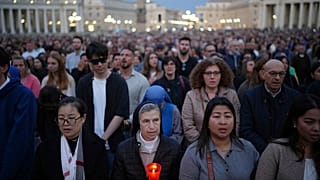 Fiéis reúnem-se para rezar o terço pelo falecido Papa Francisco, na Praça de São Pedro, no Vaticano, segunda-feira, 21 de abril de 2025