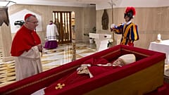 Государственный секретарь Ватикана кардинал Пьетро Паролин молится перед гробом с телом папы Франциска 