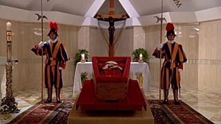 Bild - Der Leichnam von Papst Franziskus liegt am Montag, den 21. April 2025, in seiner Privatkapelle im Vatikan aufgebahrt.