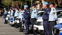 Beamte des Ständigen Korps von Frontex und der mazedonischen Grenzpolizei stehen während des offiziellen Starts der gemeinsamen Frontex-Operation in Nordmazedonien in einer Polizeikaserne in S