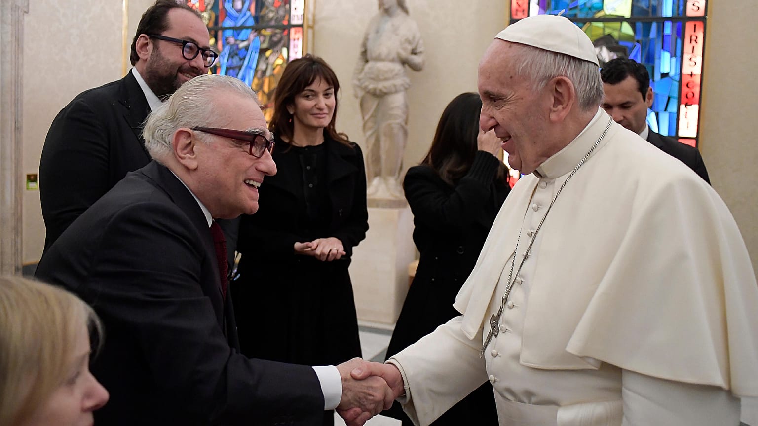 Papa Francis, Vatikan'daki özel görüşmeleri vesilesiyle yönetmen Martin Scorsese ile el sıkışıyor - 30 Kasım 2016 Çarşamba