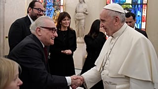 Papa Francis, Vatikan'daki özel görüşmeleri vesilesiyle yönetmen Martin Scorsese ile el sıkışıyor - 30 Kasım 2016 Çarşamba