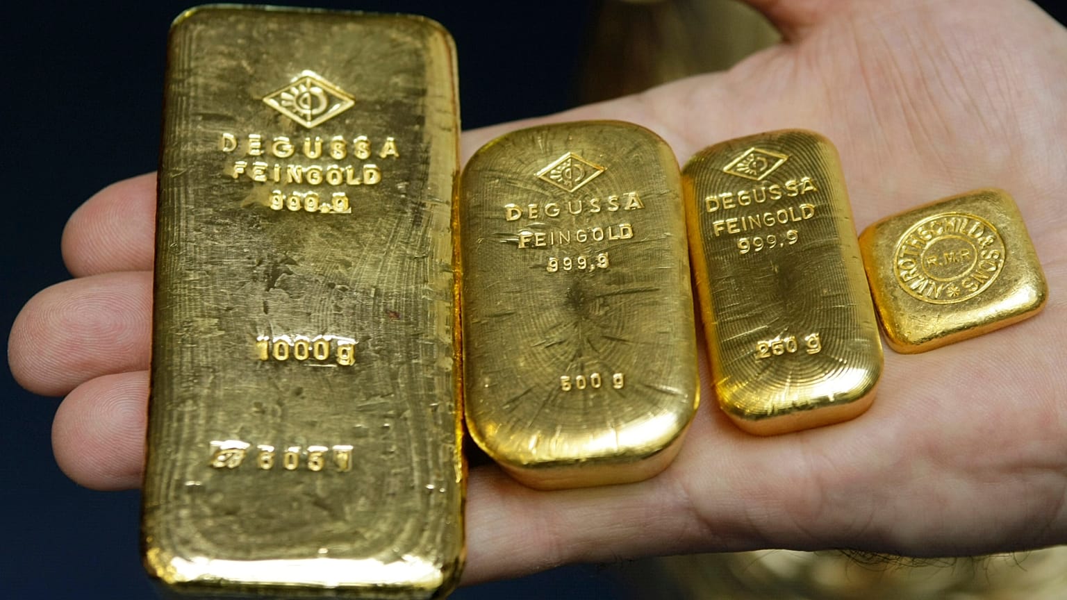 Goldbarren im Gewicht von 1000, 500, 250 und 50 Gramm. Eine Feinunze kostet nun über 3.500 Dollar.