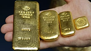 Goldbarren im Gewicht von 1000, 500, 250 und 50 Gramm. Eine Feinunze kostet nun über 3.500 Dollar.