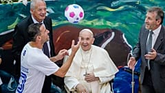 Il Papa ammira lo spettacolo del calcio