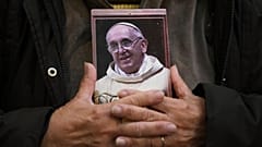 Ein Gläubiger hält ein Porträt des verstorbenen Papstes Franziskus in der Basílica de San José de Flores in Buenos Aires, Argentinien, Montag, 21. April 2025