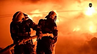 Les pompiers combattent un incendie infernal sur un site de déchets en République tchèque
