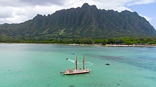Die Hokulea ist am Ufer des Kualoa Regional Park nach der Feier zu ihrem 50. Geburtstag am Samstag, 8. März 2025, in Kaneohe, Hawaii, zu sehen.