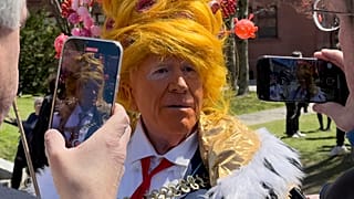 Trump ellen tiltakozó személy, Cambridge (Mass.), április 25.
