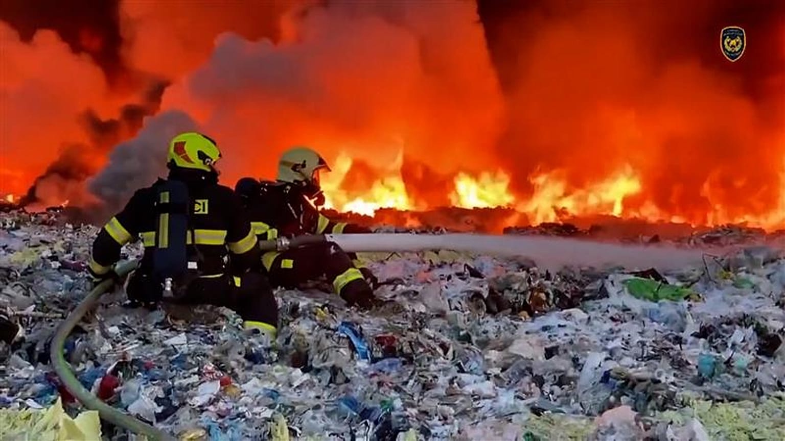 Tűzoltók oltják a tüzet a csehországi Rynholecben lévő műanyag hulladéklerakóban. 
