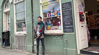 Jess Gaitán Johannesson en el exterior de Lighthouse, la librería radical de Edimburgo.