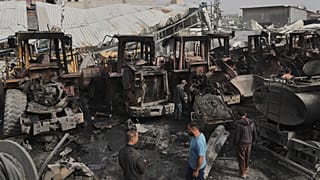 Filistinliler Cebaliye'de İsrail ordusunun hava saldırısında vurulan buldozerlerin kalıntılarını inceliyor, 22 Nisan, 2025