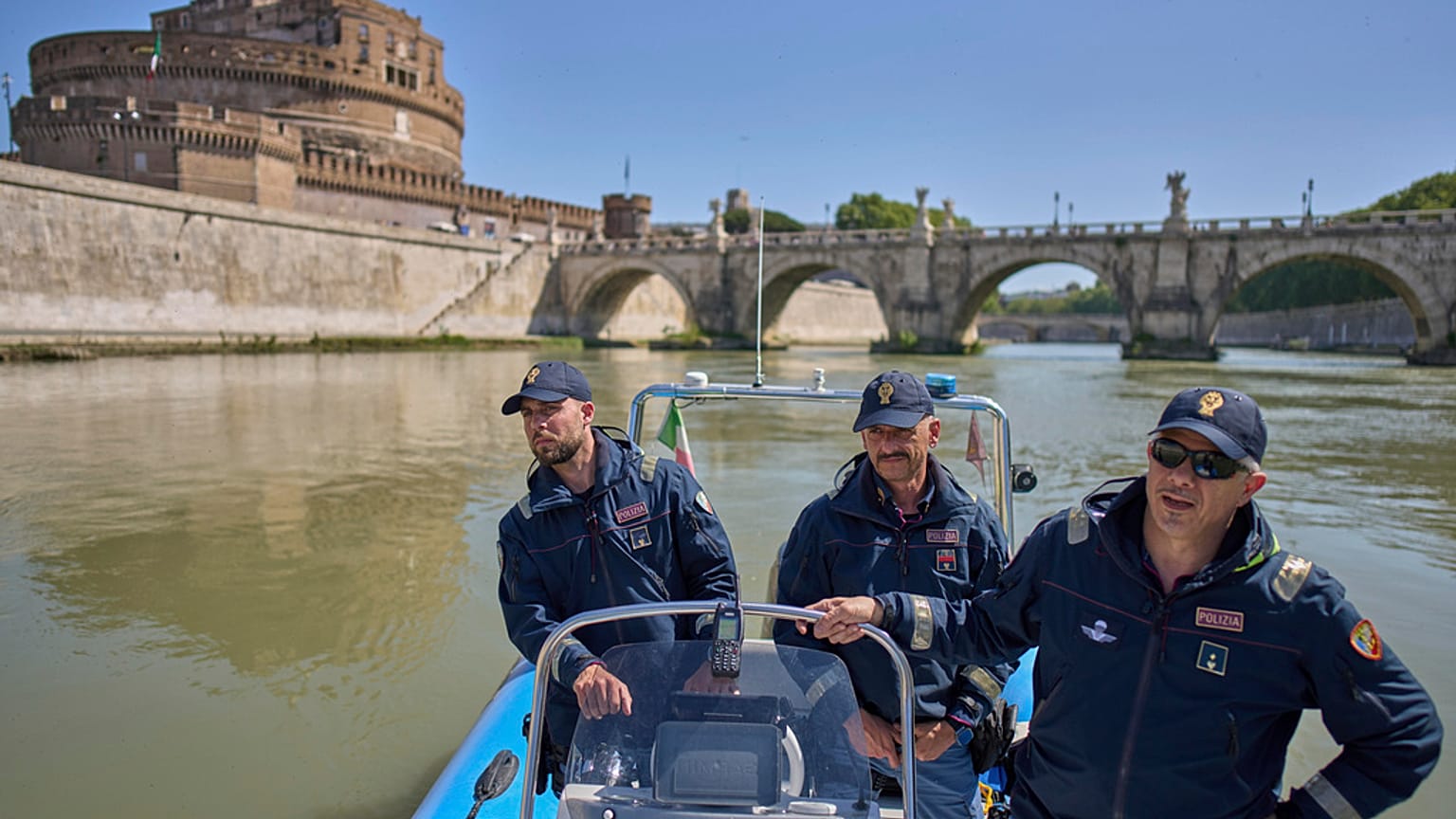 Agenti di polizia pattugliano il Tevere vicino al Vaticano, con Castel Sant'Angelo sullo sfondo, martedì 22 aprile 2025