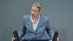 Die Parteivorsitzende der Alternative für Deutschland (AFD), Alice Weidel, spricht während einer Sitzung des Deutschen Bundestages im Reichstagsgebäude in Berlin, Deutschland.