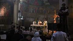 Christliche Palästinenser nehmen an einem besonderen Gebet für den verstorbenen Papst Franziskus nach der Nachricht von seinem Tod im Alter von 88 Jahren in der Kirche der Heiligen Familie in Gaza teil, 21. April 2025.