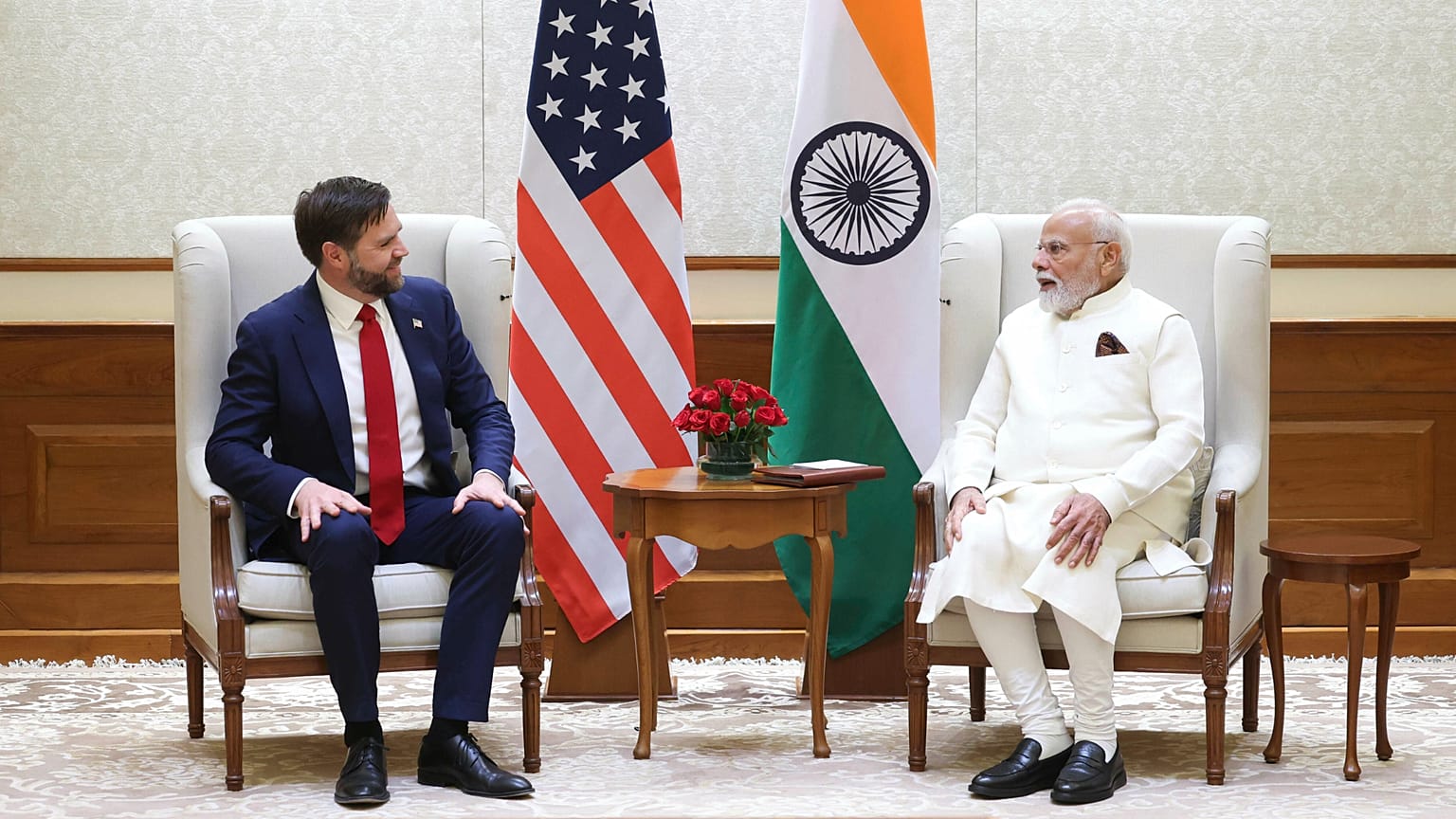 JD Vance amerikai alelnök beszélget Narendra Modi indiai miniszterelnökkel az indiai Újdelhiben tartott találkozón, 2025. április 21-én, hétfőn.