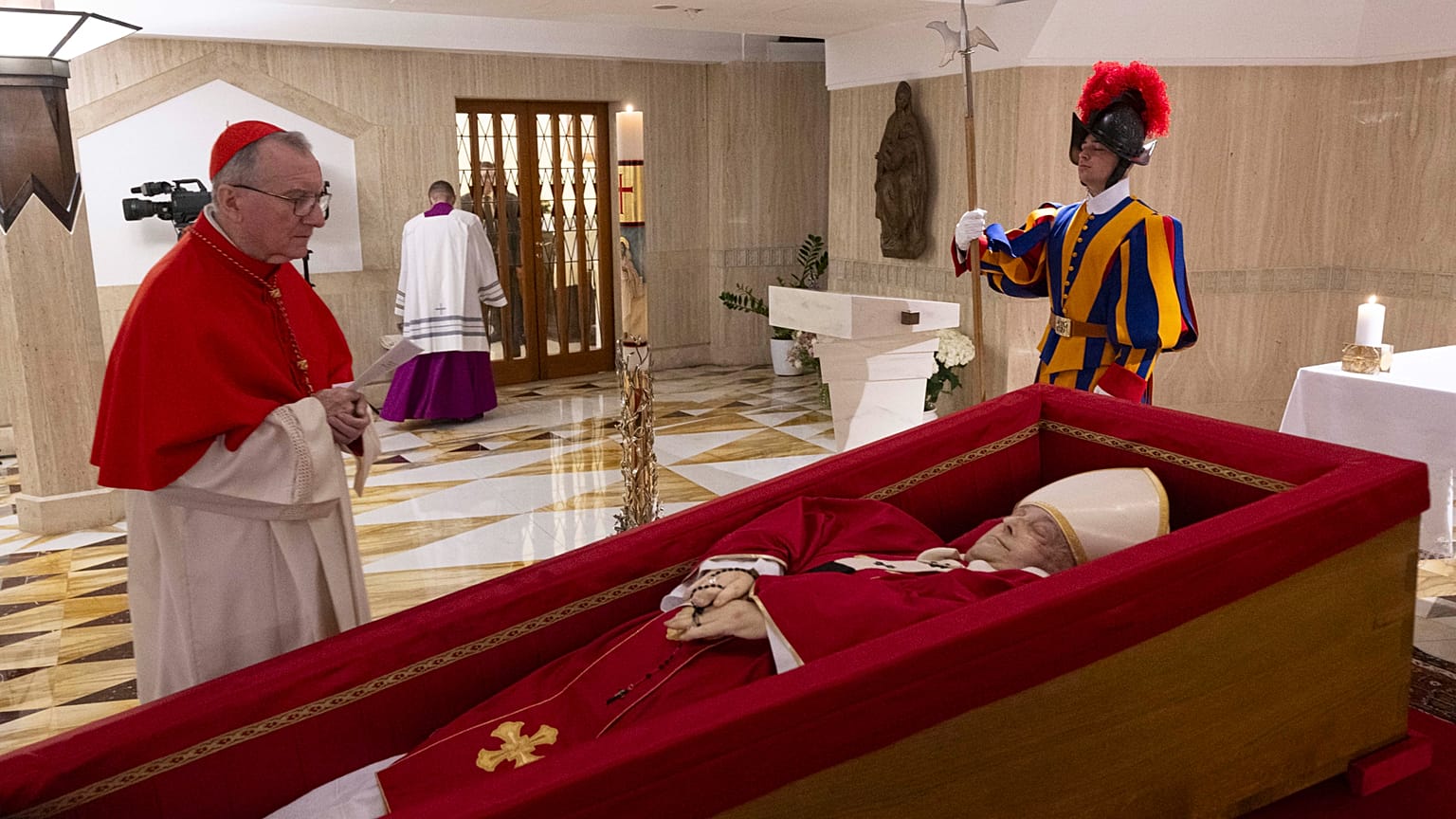 El cuerpo del Papa Francisco reposa sobre el ataúd elegido por él.