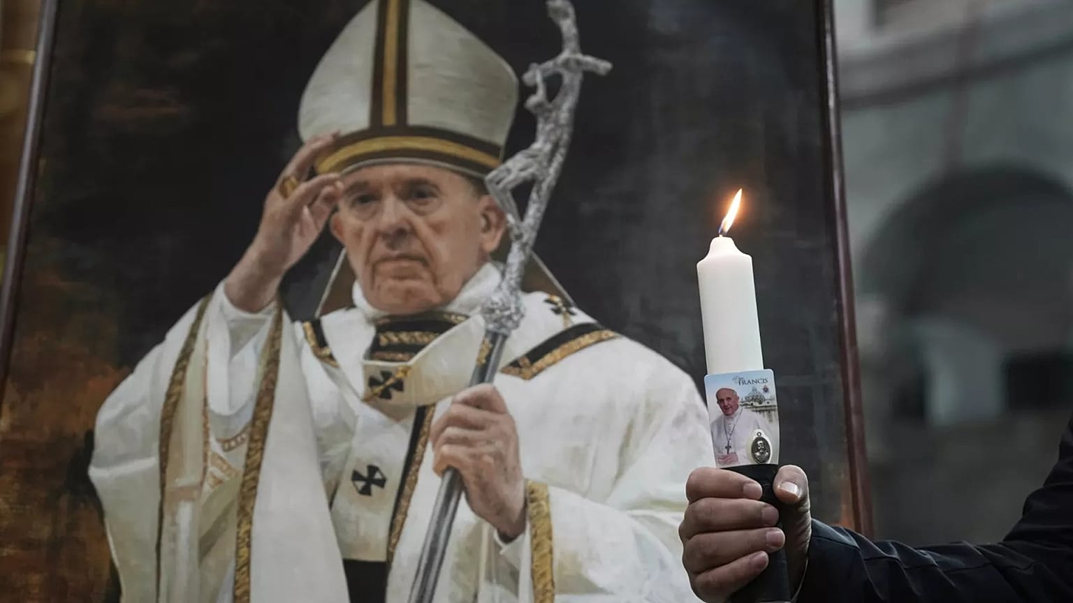 Un fiel sostiene una vela durante una misa presidida por el Patriarca latino Pierbattista Pizzaballa, máximo clérigo católico en Tierra Santa, 23 de abril de 2025.