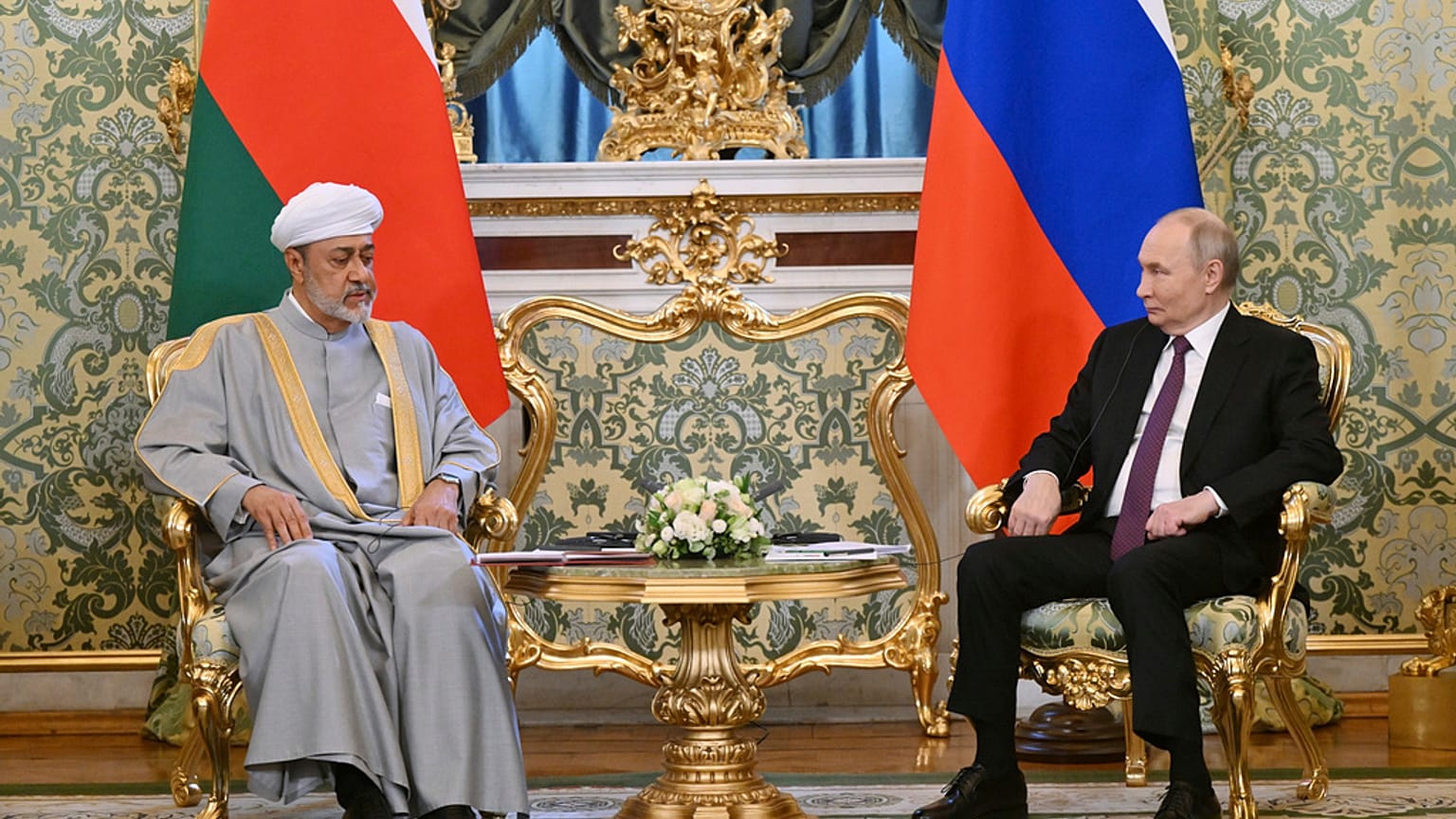 الرئيس الروسي فلاديمير بوتين مع سلطان عُمان هيثم بن طارق آل سعيد، خلال اجتماعهما في قصر الكرملين الكبير في موسكو، روسيا، يوم الثلاثاء 22 أبريل/نيسان 2025.