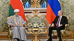 الرئيس الروسي فلاديمير بوتين مع سلطان عُمان هيثم بن طارق آل سعيد، خلال اجتماعهما في قصر الكرملين الكبير في موسكو، روسيا، يوم الثلاثاء 22 أبريل/نيسان 2025.