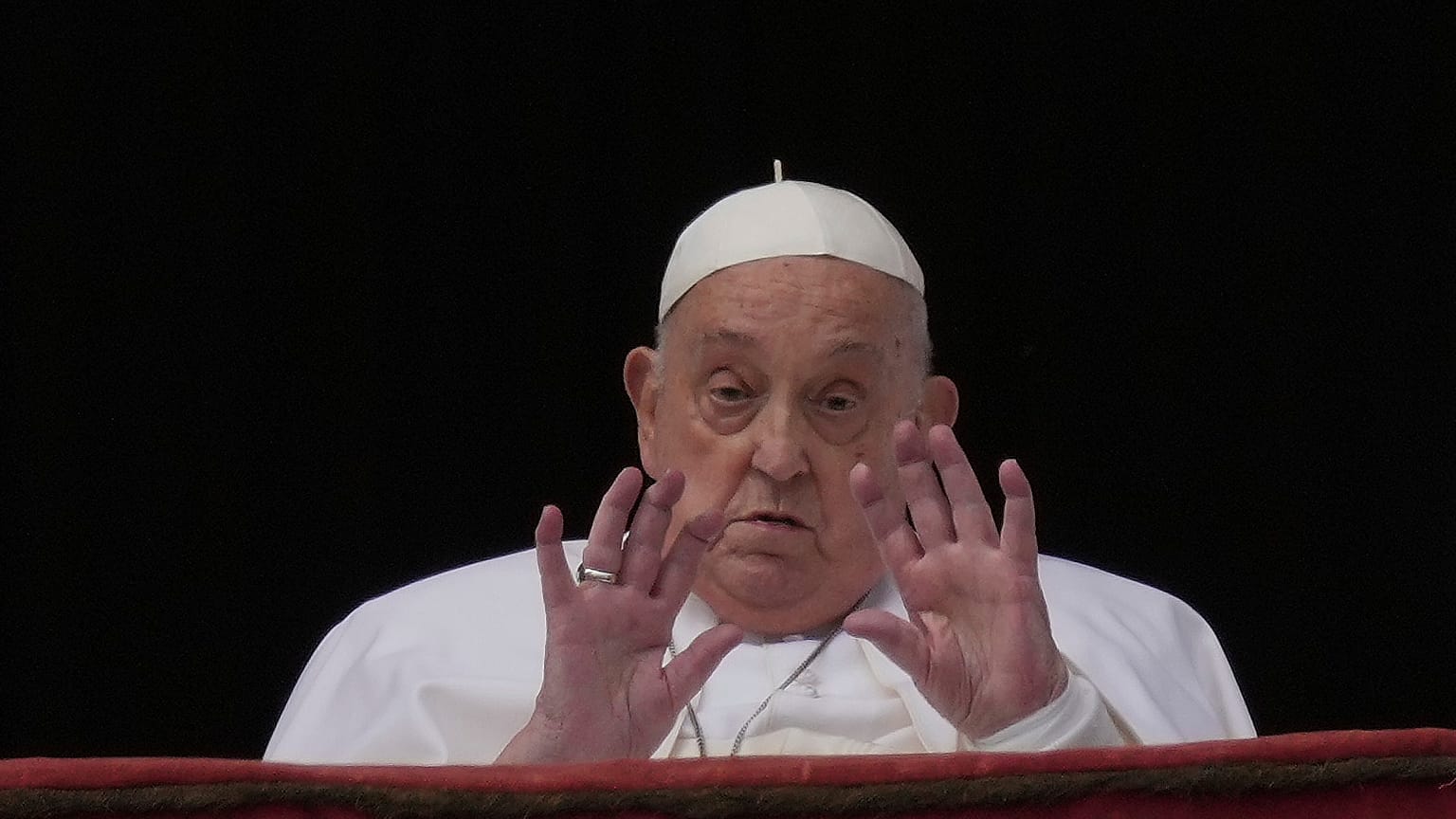Papa Francesco appare sulla loggia centrale della Basilica di San Pietro per impartire la benedizione Urbi et Orbi (in latino: alla città e al mondo) al termine della Messa di Pasqua a San Pietro.