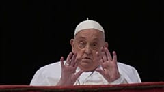 Papa Francesco appare sulla loggia centrale della Basilica di San Pietro per impartire la benedizione Urbi et Orbi (in latino: alla città e al mondo) al termine della Messa di Pasqua a San Pietro.
