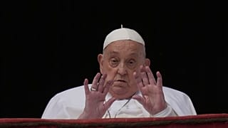 El Papa Francisco aparece en la logia central de la Basílica de San Pedro para impartir la bendición 'Urbi et Orbi' al final de la misa de Pascua
