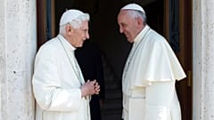 O Papa Francisco, à direita, cumprimenta o Papa Emérito Bento XVI no Vaticano, terça-feira, 30 de junho de 2015. 