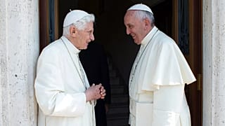O Papa Francisco, à direita, cumprimenta o Papa Emérito Bento XVI no Vaticano, terça-feira, 30 de junho de 2015.