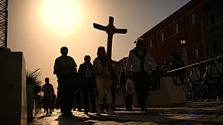 Zarándokok érkeznek a vatikáni Szent Péter térre 2025. április 22-én