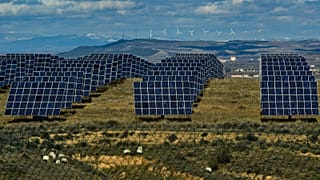 Paneles solares en funcionamiento en la localidad de Milagro, provincia de Navarra, norte de España, febrero de 2023.