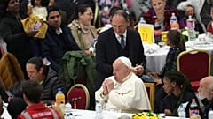 Papa Francesco con, alle sue spalle, il suo infermiere Massimiliano Strappetti, in una foto del 17 novembre 2024